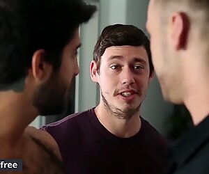 Tri sexi muži dostať prdeli tvrdo spolu potom, čo sa práve stretli - men.com