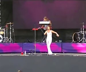 Tove lo flasht tits bij liveconcert op het podium