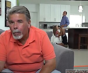 Papá se folla a la hija del patrón acompañante en el hogar