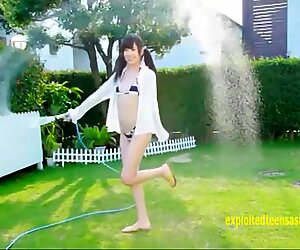 Kotora mafune dukker opp i sin debutfilm mens hun erter og gjemmer sin fitte og pupper i hagen blottet
