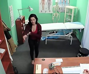 Doctor falso folla enfermera y paciente