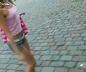 Verzengende russische meid is klaar om haar te kleine borsten op cam te tonen