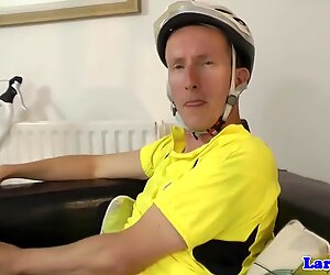 Brytyjki Dojrzał w Pończochy podnosi rowerzysta na kurwa