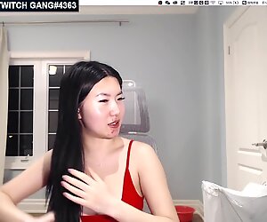 TWITCH STREAMER FLASHING HER BOOBS ON STREAM & ACCIDENTAL NIP SLIPS SEXY HOT GIRL THICC THOT SET 79