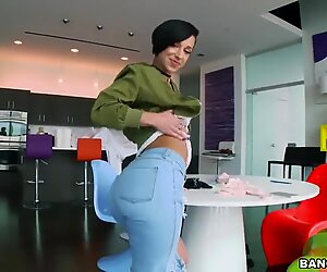Jada Stevens presents his big ass, in his new jeans, you will harden !!!