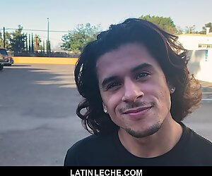 LatinLeche - Lindas Latino Joven chupa una polina sin cortar