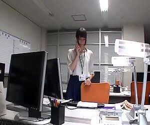 Vilde knepper på kontorbordet med sekretær Mihono Sakaguchi