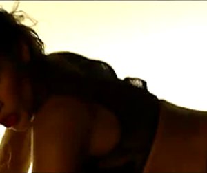 Jennifer Lopez göğünde ergin azalea