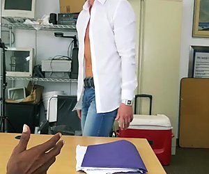 Branco gajo atraente recebe cenas de foda em um escritório por uma enorme negras caralhos