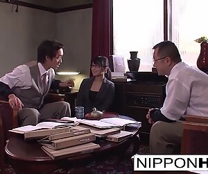Јапански Секретарица Пуши њен шеф у Канцеларији