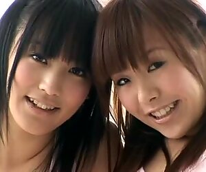 Asiatique Cutie Yuri Hamada et sa Jeune copine en bikinis