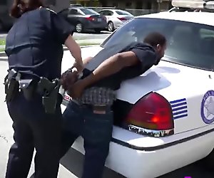 Pitkä musta kyrpä slutty naispuolisille poliiseille ulkona