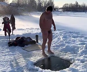 Человек прыгает в ледяной дыре https://nakedguyz.blogspot.com