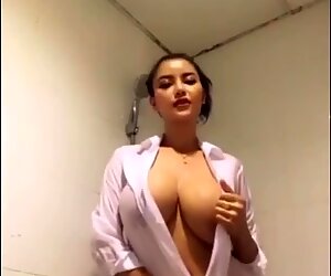 Tits Humungous Thai Ragazza Doccia in Appartamento personale