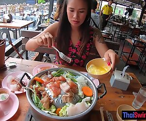 Vollbusige thailändische Freundin lutscht und reitet nach dem Abendessen den großen Schwanz ihres Freundes