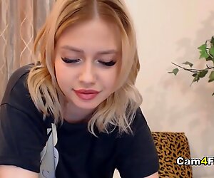 Blonde Chick Fucks Her Pussy on Cam