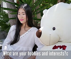 Timide Chinese Meisje geeft een interview vóór de eerste Anaalse seks.