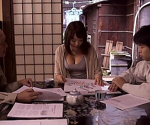 Mao Hamasaki decides to masturbate in the traditional Japanese room