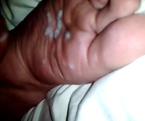 Semburan sperma besar di Saya kaki