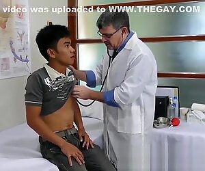 Old daddy receives more than a massage from Asian twink