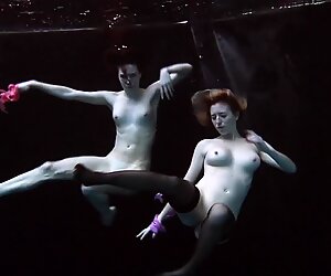 Подводни хот девојке пливање голи