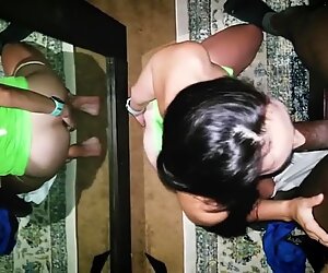 Las pantaletas de la joven madre asiática se apartaron para verga grande