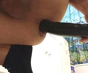 Penetração anal profunda e completa com um vibrador de 12 polegadas
