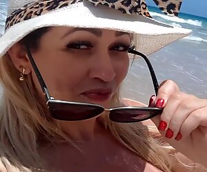 Mirella Mansur na praia de  nudismo Abricó_ no Rio de Janeiro