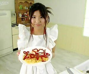 Vášnivá kuchařka miri hanai si přeje mít po večeři horké pokračování