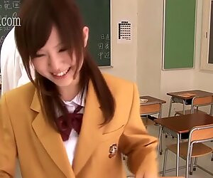 Γεαπωνέζα Cutie Καυσης για έναν Μεγάλο Πουτσό μετά το σχολείο