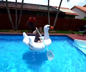 Margarita Chainz follando piscina joven grande verga mamadas