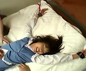 Asiatisk tjej straffas i sängen
