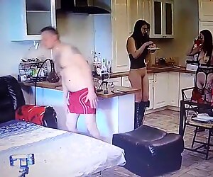 .. jeune couple faisant des films porno amateur à la maison ..