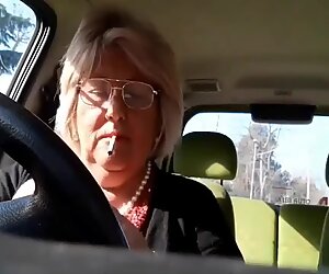 Италијански бака мастурбира у свом ауто-у