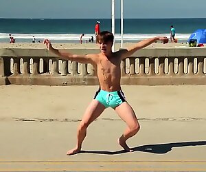Teplý chlapeček tancování na pláži s speedo bulge / novinho dan & ccedil_ando sunga Na praia
